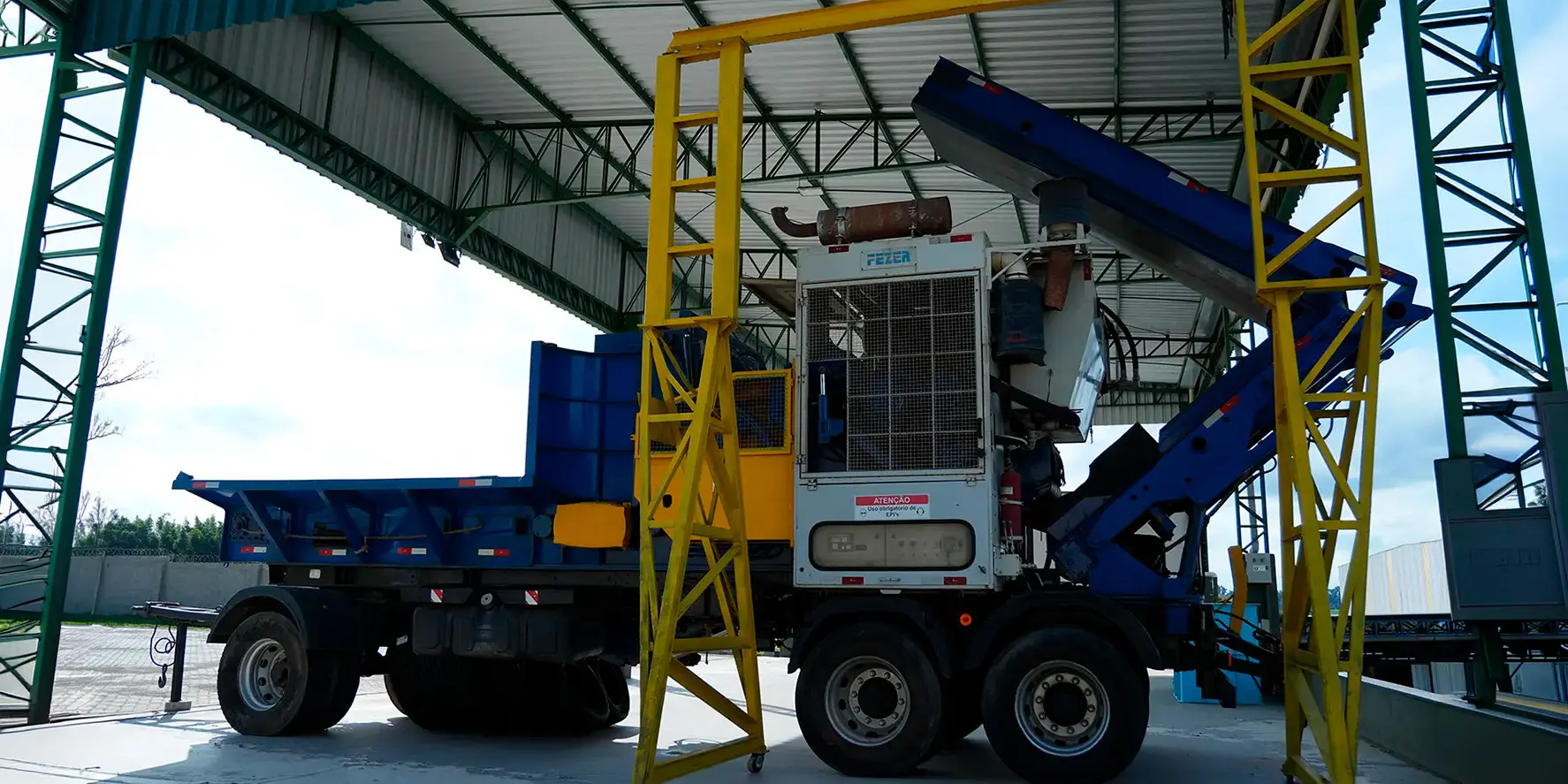 Triturador florestal com esteiras transportadoras instalado em unidade operacional para processamento de madeira e produção de cavaco de biomassa.